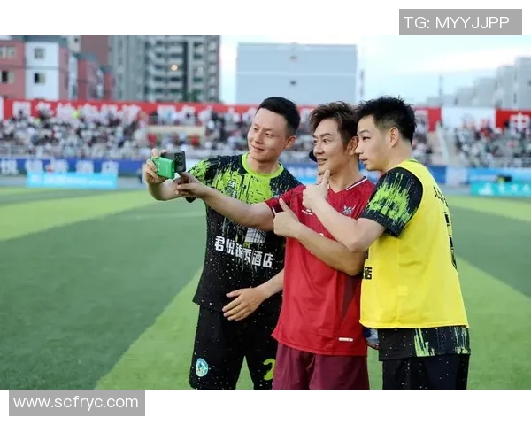 足球明星在绿茵场上的精彩瞬间与场地风貌的完美结合 足球明星在绿茵场上的精彩瞬间与场地风貌的完美结合