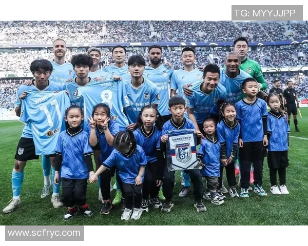 足球明星赛精彩瞬间合影展现球场魅力与友谊的完美结合 足球明星赛精彩瞬间合影展现球场魅力与友谊的完美结合